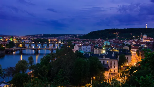 Vista sobre o rio Vltava e pontes em Praga — Fotografia de Stock