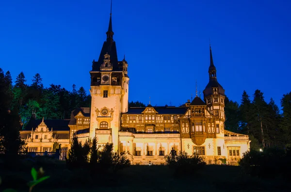 Peles kastély - Románia landmark éjszakai látképe — Stock Fotó