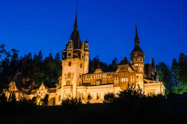 Vista nocturna del castillo de Peles - Rumania hito —  Fotos de Stock