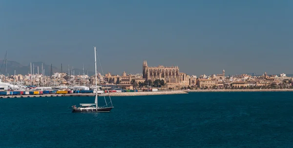 Palma de Mallorca panorama, při pohledu z moře — Stock fotografie