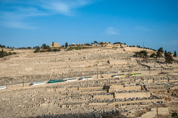 Oude Joodse begraafplaats op de olijf berg in kidron vallei — Stockfoto
