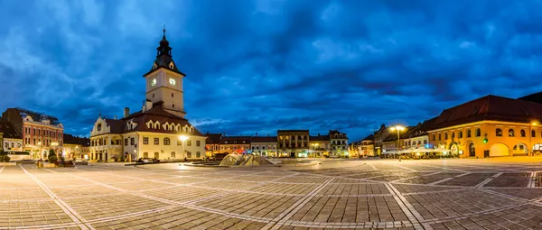 panoramik görünüm Brasov Belediye Meydanı. gece görünümü