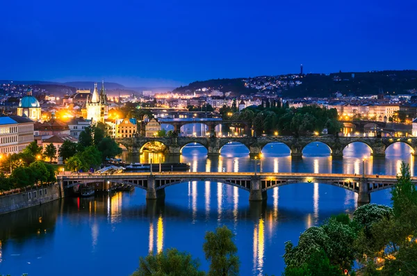 Köprüler Prag ve vltava Nehri üzerine görüntülemek — Stok fotoğraf
