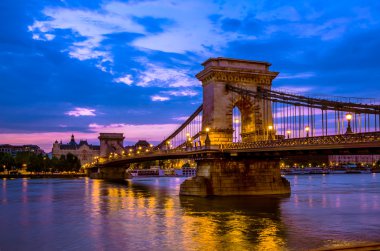 Szechenyi, Tuna Nehri üzerinde zincir köprü