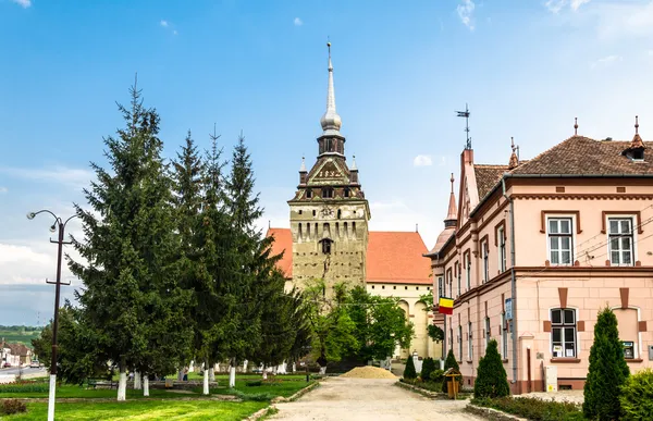 La iglesia evangélica del pueblo de Saschiz, Rumania —  Fotos de Stock
