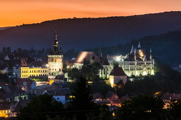 Vista noturna de Sighisoara, Romênia após o pôr do sol — Fotografia de Stock