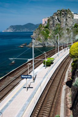 Manarola Köyü ve tren istasyonu