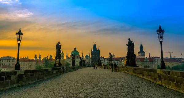 Karlův most a staré město za úsvitu — Stock fotografie