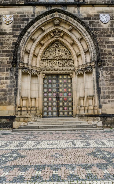 Portal neogótico, Iglesia Pedro y Pablo Praga — Foto de Stock