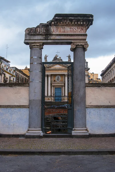 在罗马圆形剧场，卡塔尼亚柱子 — 图库照片