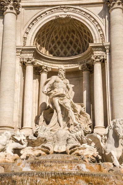 Statue Neptune de la fontaine de Trevi à Rome Italie — Photo