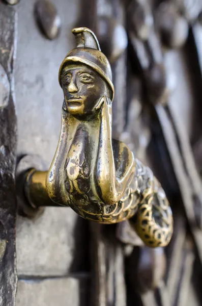 Old decorative handle, close up, at a medieval door — стоковое фото