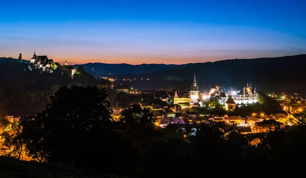 Éjszakai kilátás Sighisoara Romániában, a napnyugta után — Stock Fotó