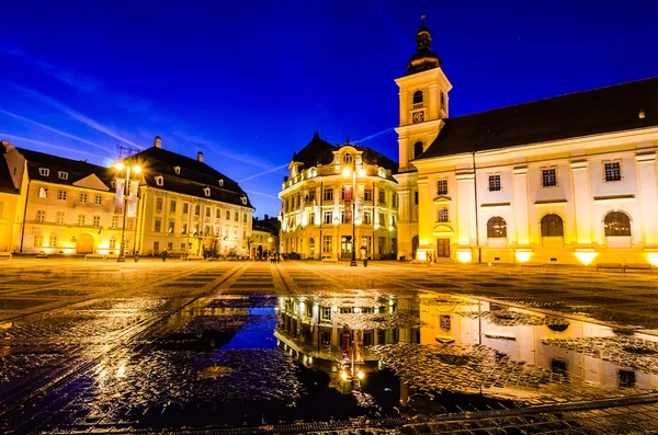 Plaza de la ciudad principal a la hora azul, Sibiu, Rumania —  Fotos de Stock