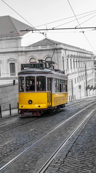 Eléctrico amarelo, Lisboa, Portugal — Fotografia de Stock