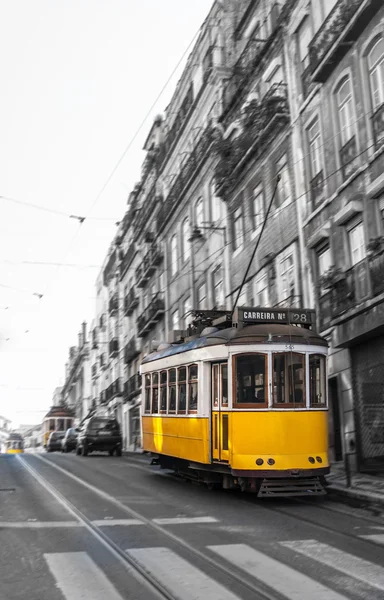 Κίτρινα τραμ στην κίνηση, Λισαβόνα, Πορτογαλία — Φωτογραφία Αρχείου