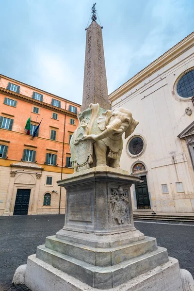 Egyptský obelisk oznámený slon v Římě — Stock fotografie