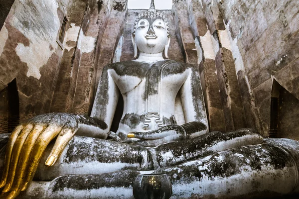 Sittande buddha i templet wat si chum, sukhothai — Stockfoto