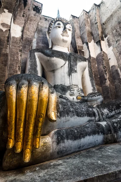 Sittande buddha i templet wat si chum, sukhothai — Stockfoto