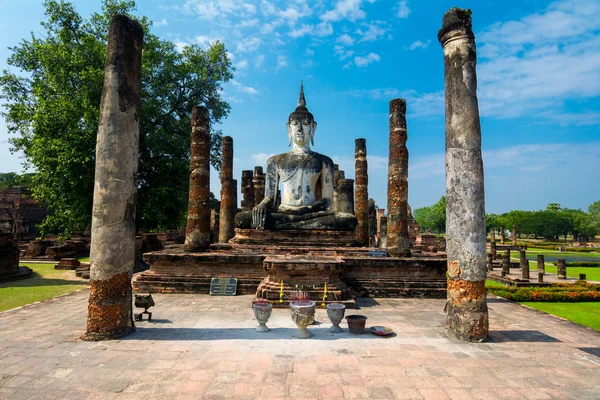 Budha siedzący w wat mahathat, sukhothai, thailand. — Zdjęcie stockowe