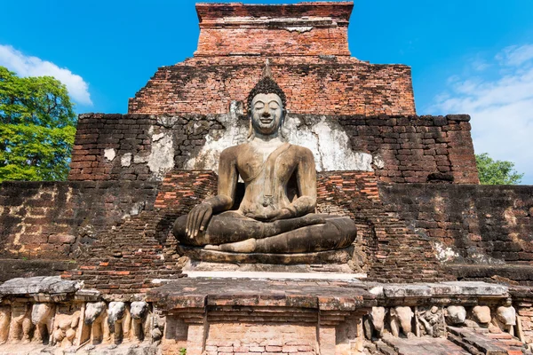 Сидящий Будда в Wat Mahathat, Сукхотай, Таиланд . — стоковое фото