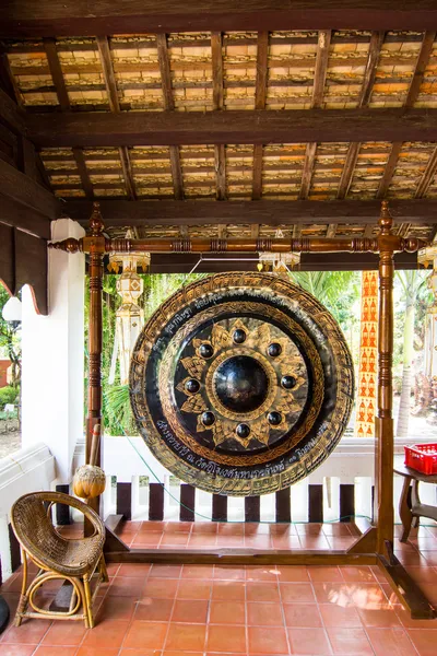 Black decorated gong in a budhist temple, Thailand — Stock Photo, Image