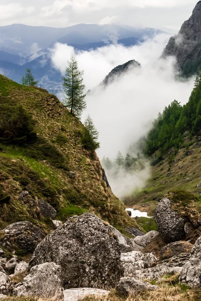 Landschaftlich nebliger Morgen in der Berglandschaft — Stockfoto