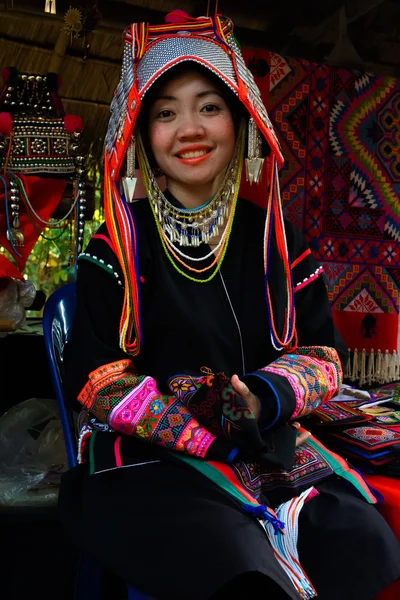 Geleneksel giyimli akha hill kabilesi kadını — Stok fotoğraf