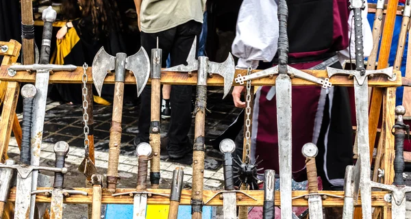 Um rack de madeira com várias armas medievais — Fotografia de Stock
