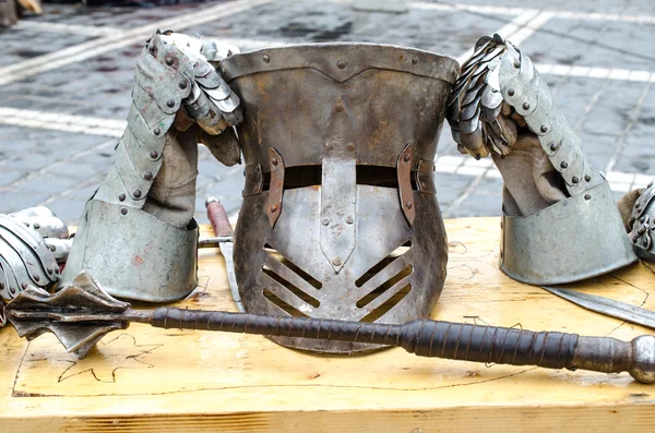 Armadura e armas no festival medieval, Brasov — Fotografia de Stock