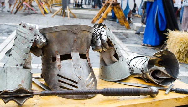 Rustningar och vapen på medeltida festival, brasov — Stockfoto
