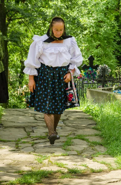 Vieja mujer en el puerto nacional, Rumania — Foto de Stock