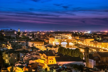 Ponte vecchio nacht uitzicht over rivier de arno, florence
