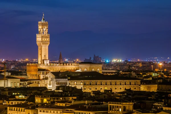 Palazzo vecchio alacakaranlıkta üzerinden gece görünüm — Stok fotoğraf