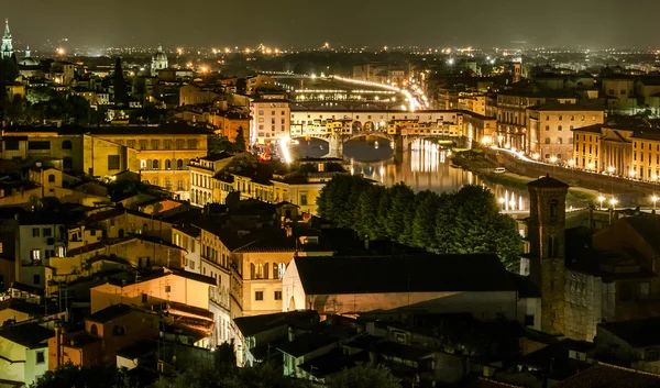 Ponte Vecchio Nachtansicht über den Fluss Arno, Florenz — Stockfoto