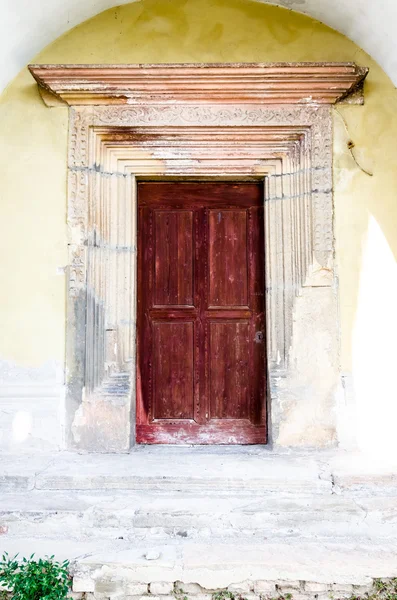 Puerta roja tallada en madera vieja — Foto de Stock