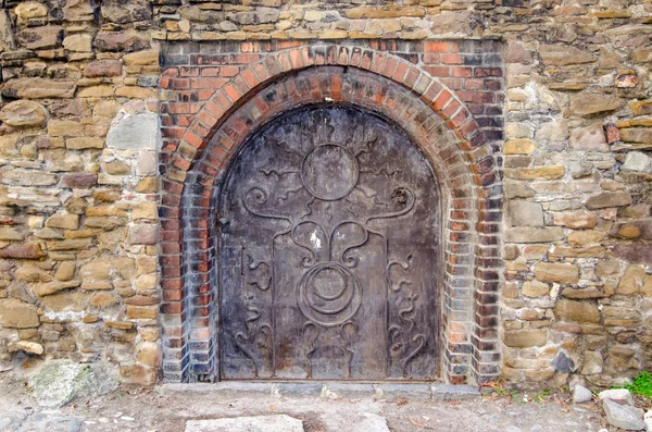 Puerta tallada en madera vieja — Foto de Stock
