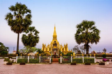 Kral setthathirat heykeli ve pha o luang stupa