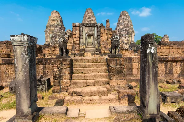 Estatuas de leones guardianes en Easten Mebon, Camboya — Foto de Stock