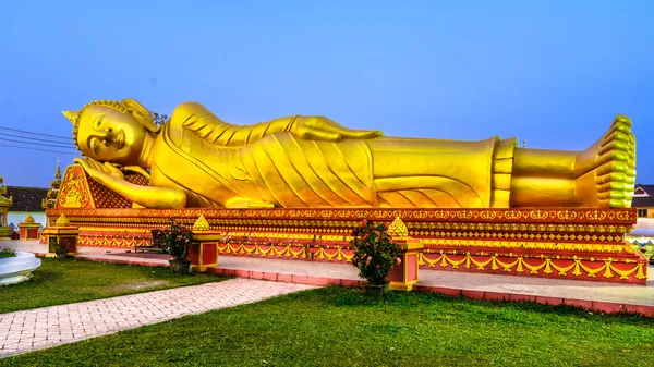 Liggande buddha i vientiane, laos — Stockfoto