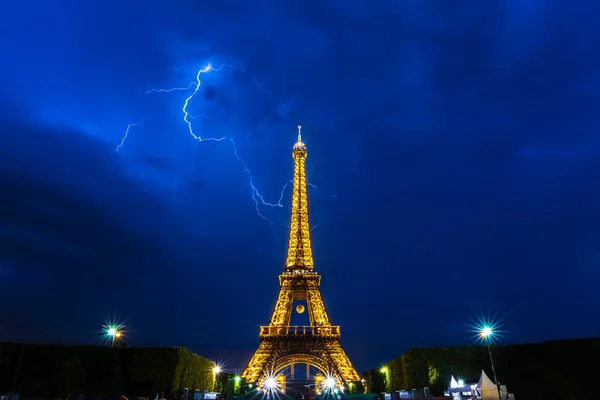 Thunderstorms behind Eiffel Tower at night — Stock Photo, Image