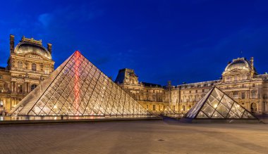 louvre - paris Simgesel Yapı