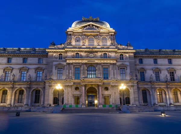 Il Louvre - Parigi punto di riferimento — Foto Stock