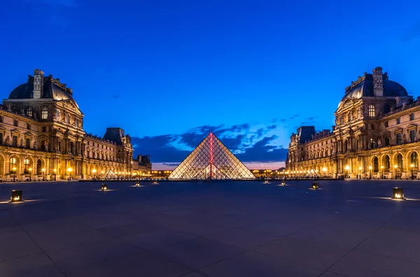 Il Louvre - Parigi punto di riferimento — Foto Stock
