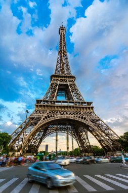 Arabanın önüne Eyfel Kulesi, paris, Fransa