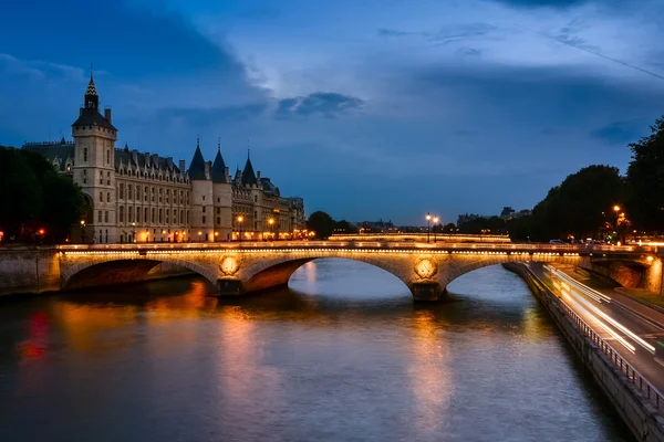 Palais de Justice, vue de nuit sur la Seine — Photo