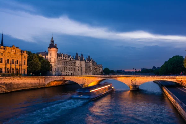 Palais de justice, nacht uitzicht op de seine — Stockfoto