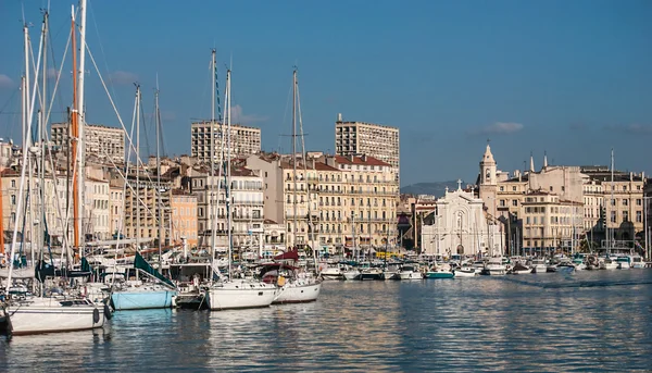 Witte kerk en de haven van marseille — Stockfoto