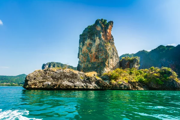 Ilha de rochas em mar verde, Tailândia — Fotografia de Stock