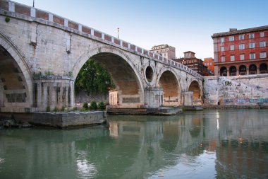Roma, İtalya'nın tiber Nehri'nin üzerindeki mermer köprü